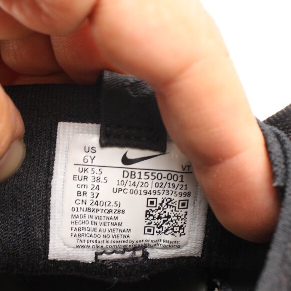 Nike Air Vapormax 2021 Flyknit Youth 6 Women’s Size 7.5 Triple Black DB1550-001 - Picture 3 of 9